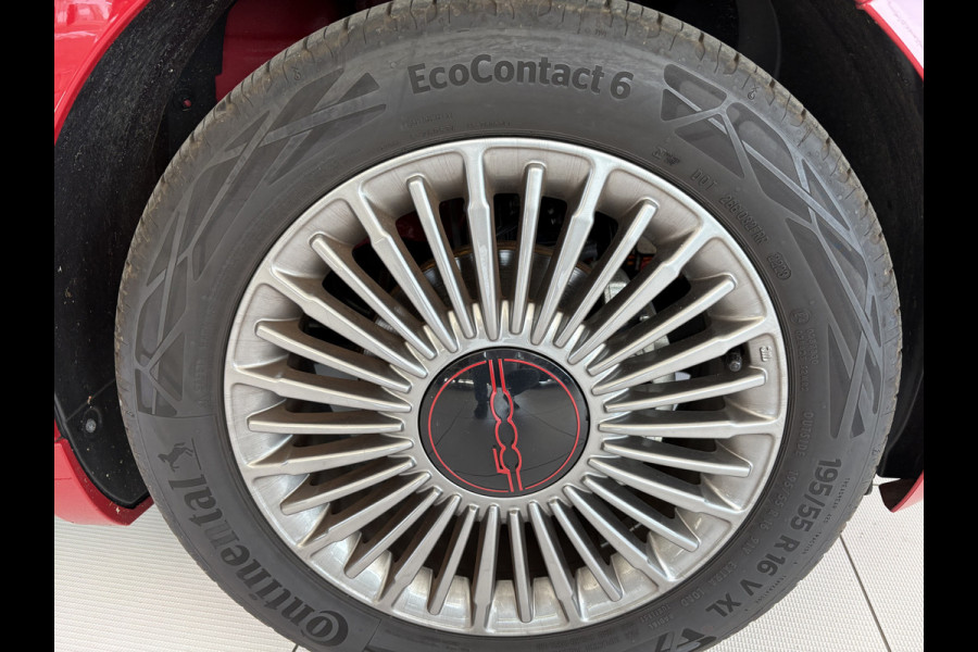 Fiat 500 RED 24 kWh Achteruitrijcamera - Apple carplay - Navigatie - Parkeersensor achter - Draadloze telefoonoplader - Airco - Bluetooth - Cruise control - Keyless start - Radio - Stuur multifunctioneel - Elektrische ramen - Led verlichting - Licht metalen velgen 16 inch