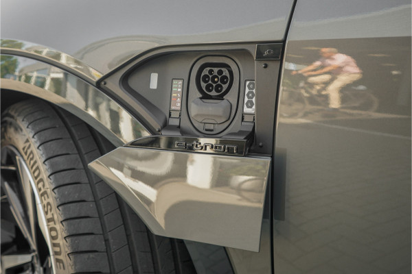 Audi Q8 e-tron 55 Quattro Advanced 115 kWh Pano ACC B&O 21"