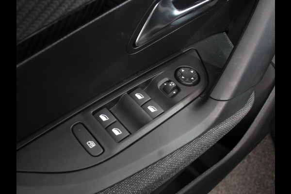 Peugeot 2008 1.2 Hybrid 145 Style Automaat Climate control Cruise control Apple Carplay/ Android Auto led Lichtmetalen velgen Parkeersensoren Camera