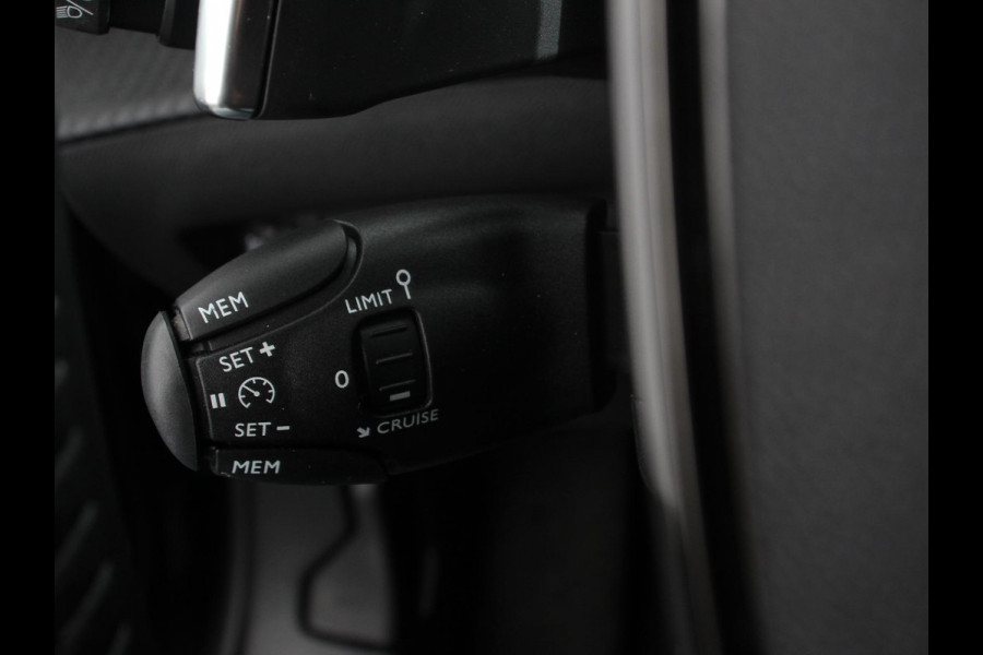 Peugeot 2008 1.2 Hybrid 145 Style Automaat Climate control Cruise control Apple Carplay/ Android Auto led Lichtmetalen velgen Parkeersensoren Camera
