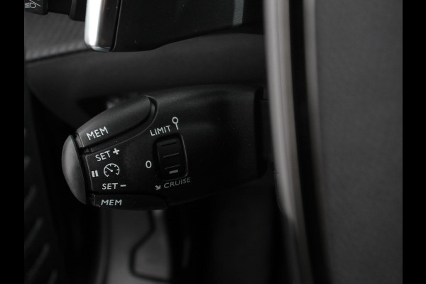 Peugeot 2008 1.2 Hybrid 145 Style Automaat Climate control Cruise control Apple Carplay/ Android Auto led Lichtmetalen velgen Parkeersensoren Camera