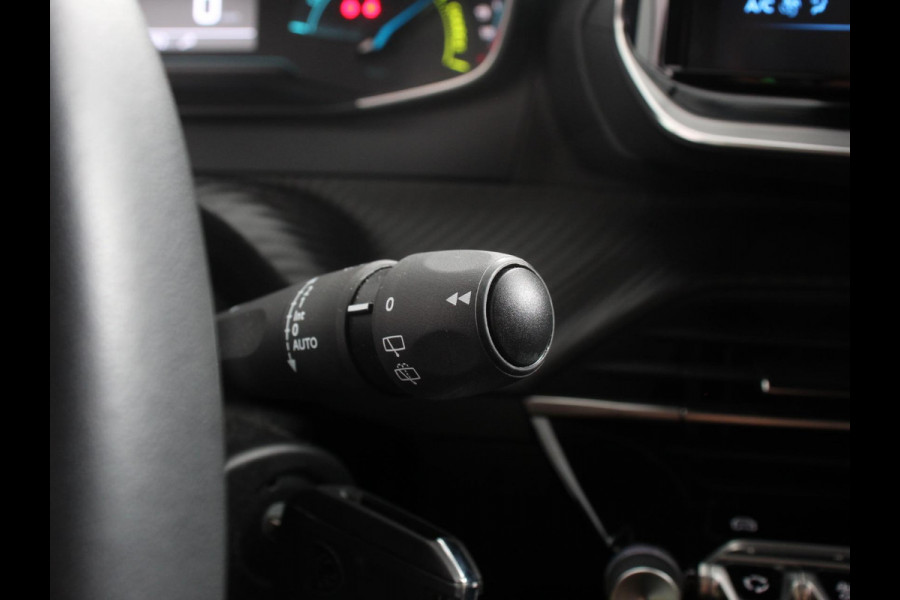 Peugeot 2008 1.2 Hybrid 145 Style Automaat Climate control Cruise control Apple Carplay/ Android Auto led Lichtmetalen velgen Parkeersensoren Camera