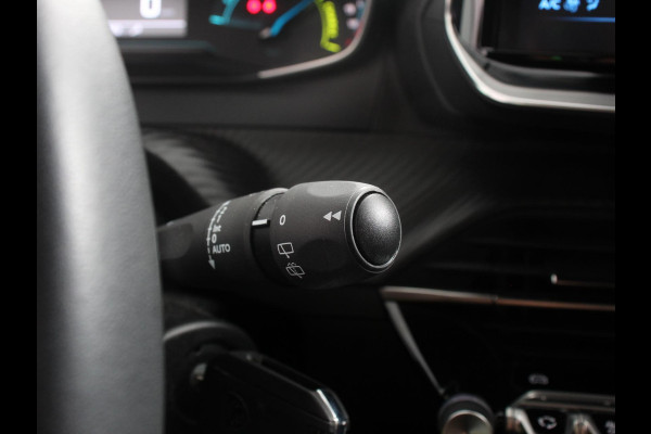 Peugeot 2008 1.2 Hybrid 145 Style Automaat Climate control Cruise control Apple Carplay/ Android Auto led Lichtmetalen velgen Parkeersensoren Camera