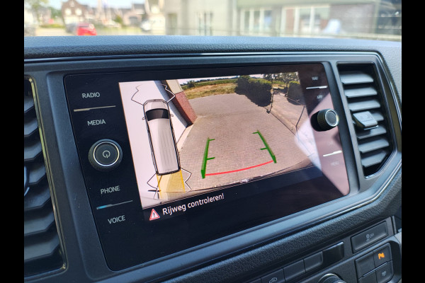 Volkswagen Crafter 35 2.0TDI 141PK Automaat L4H3 2X Schuifdeur Camera Apple Carplay Android Auto Cruise Control Navi Airco Pdc Betonplex Vloer Lat om Lat Betimmering Wandbeplating Euro 6 Origineel Nederlandse Bus