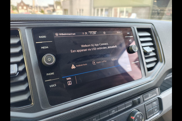 Volkswagen Crafter 35 2.0TDI 141PK Automaat L4H3 2X Schuifdeur Camera Apple Carplay Android Auto Cruise Control Navi Airco Pdc Betonplex Vloer Lat om Lat Betimmering Wandbeplating Euro 6 Origineel Nederlandse Bus