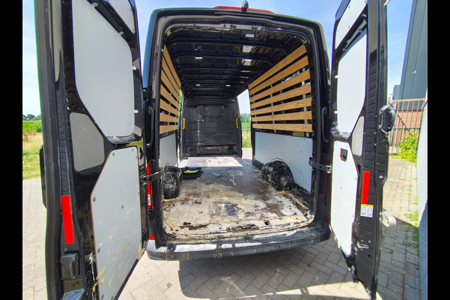 Volkswagen Crafter 35 2.0TDI 141PK Automaat L4H3 2X Schuifdeur Camera Apple Carplay Android Auto Cruise Control Navi Airco Pdc Betonplex Vloer Lat om Lat Betimmering Wandbeplating Euro 6 Origineel Nederlandse Bus