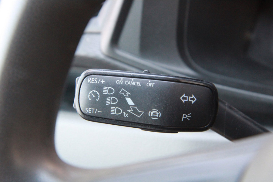 Volkswagen Transporter 2.0 TDI L2H1 App connect / Imperiaal / Camera / Trekhaak / 3 zits
