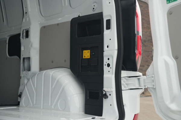 Ford E-Transit Custom 320 L1H1 Limited 71 kWh 218pk - 2x Schuifdeur - Trekhaak - Pro Power - Camera - Carplay - Rijklaar