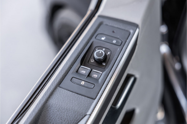 Volkswagen Transporter 2.0 TDI L2H1 DC Caravelle | LeightonVans Bodykit | ACC | Bi-Xenon | Elek deuren | Lederen bekleding | Camera | CarPlay | Navigatie | Trekhaak | Nieuwe APK