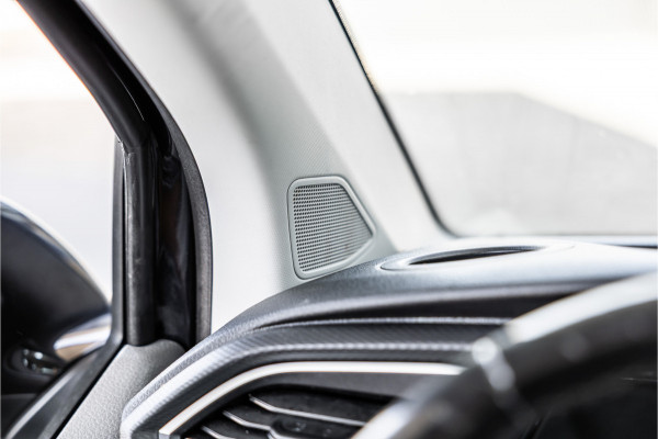 Volkswagen Transporter 2.0 TDI L2H1 DC Caravelle | LeightonVans Bodykit | ACC | Bi-Xenon | Elek deuren | Lederen bekleding | Camera | CarPlay | Navigatie | Trekhaak | Nieuwe APK