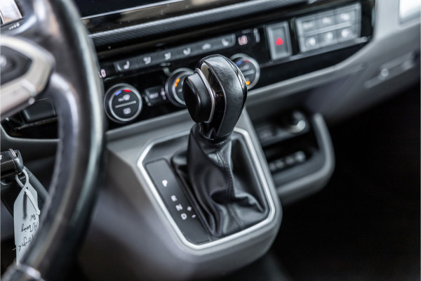 Volkswagen Transporter 2.0 TDI L2H1 DC Caravelle | LeightonVans Bodykit | ACC | Bi-Xenon | Elek deuren | Lederen bekleding | Camera | CarPlay | Navigatie | Trekhaak | Nieuwe APK