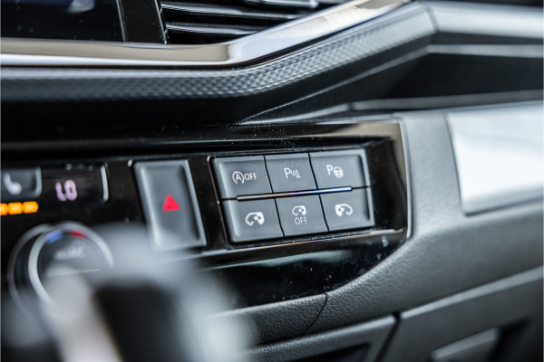 Volkswagen Transporter 2.0 TDI L2H1 DC Caravelle | LeightonVans Bodykit | ACC | Bi-Xenon | Elek deuren | Lederen bekleding | Camera | CarPlay | Navigatie | Trekhaak | Nieuwe APK