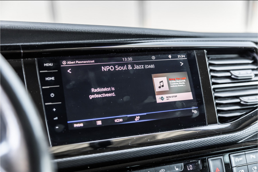 Volkswagen Transporter 2.0 TDI L2H1 DC Caravelle | LeightonVans Bodykit | ACC | Bi-Xenon | Elek deuren | Lederen bekleding | Camera | CarPlay | Navigatie | Trekhaak | Nieuwe APK