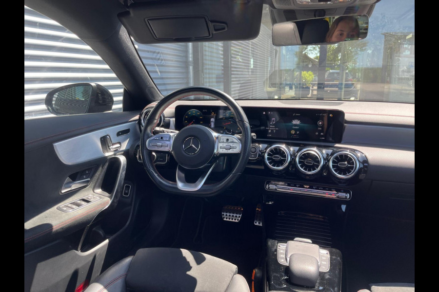 Mercedes-Benz CLA-Klasse Shooting Brake 200 Business Solution AMG panoramadak vol vol