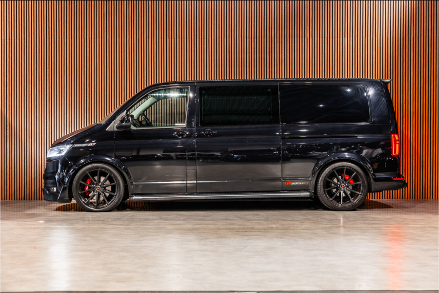 Volkswagen Transporter 2.0 TDI L2H1 DC Caravelle | LeightonVans Bodykit | ACC | Bi-Xenon | Elek deuren | Lederen bekleding | Camera | CarPlay | Navigatie | Trekhaak | Nieuwe APK