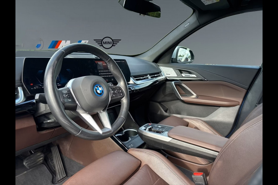 BMW X1 xDrive30e xLine ** LED, LEDER, HuD, PANORAMA, H&K SOUND, DR. ASS + ** 1e EIG - UNFALLFREI - BMW ONDERH. ** ** INFORMEER OOK NAAR ONZE AANTREKKELIJKE FINANCIAL-LEASE TARIEVEN **