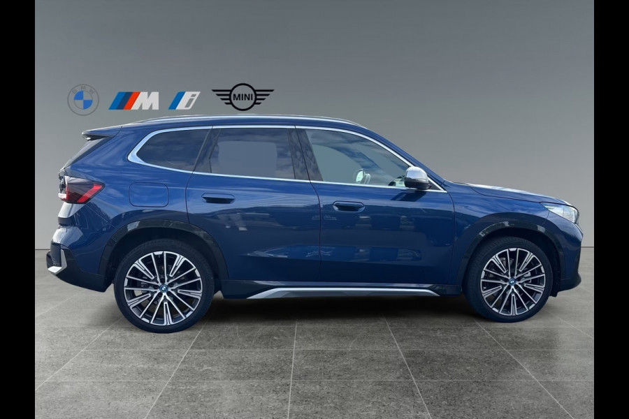 BMW X1 xDrive30e xLine ** LED, LEDER, HuD, PANORAMA, H&K SOUND, DR. ASS + ** 1e EIG - UNFALLFREI - BMW ONDERH. ** ** INFORMEER OOK NAAR ONZE AANTREKKELIJKE FINANCIAL-LEASE TARIEVEN **