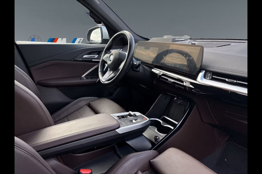 BMW X1 xDrive30e xLine ** LED, LEDER, HuD, PANORAMA, H&K SOUND, DR. ASS + ** 1e EIG - UNFALLFREI - BMW ONDERH. ** ** INFORMEER OOK NAAR ONZE AANTREKKELIJKE FINANCIAL-LEASE TARIEVEN **