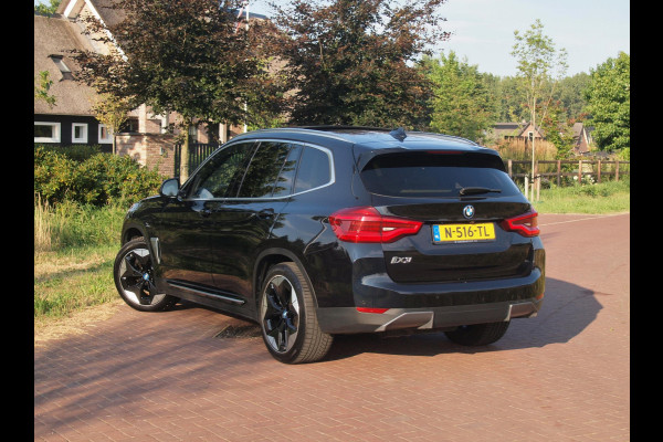 BMW iX3 High Executive 80 kWh | Panoramadak | Head-Up Display | Harman Kardon | Sfeerverlichting | ACC | Apple Carplay |
