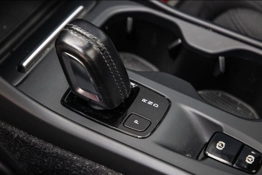 Volvo XC40 1.5 T5 Recharge Inscription / SOH 88% / Trekhaak / Panorama / 360 Camera