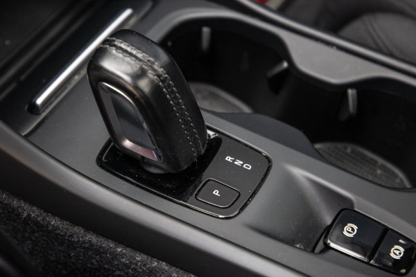 Volvo XC40 1.5 T5 Recharge Inscription / SOH 88% / Trekhaak / Panorama / 360 Camera