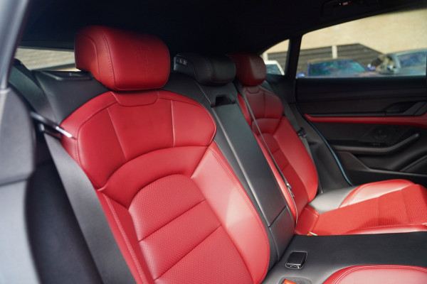 Porsche Taycan Cross Turismo 4S 93 kWh | 4 Wiel besturing | Bose | Camera | Ijsblauw Metallic | 490PK