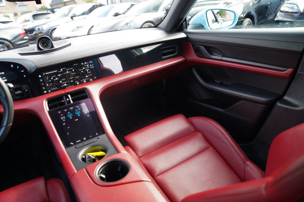 Porsche Taycan Cross Turismo 4S 93 kWh | 4 Wiel besturing | Bose | Camera | Ijsblauw Metallic | 490PK
