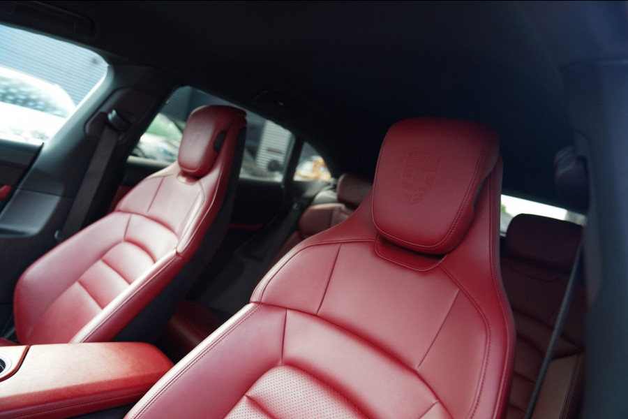 Porsche Taycan Cross Turismo 4S 93 kWh | 4 Wiel besturing | Bose | Camera | Ijsblauw Metallic | 490PK