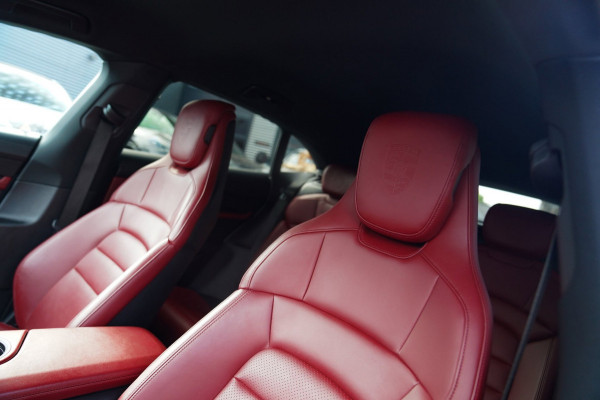 Porsche Taycan Cross Turismo 4S 93 kWh | 4 Wiel besturing | Bose | Camera | Ijsblauw Metallic | 490PK