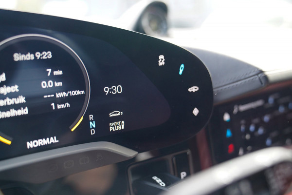Porsche Taycan Cross Turismo 4S 93 kWh | 4 Wiel besturing | Bose | Camera | Ijsblauw Metallic | 490PK