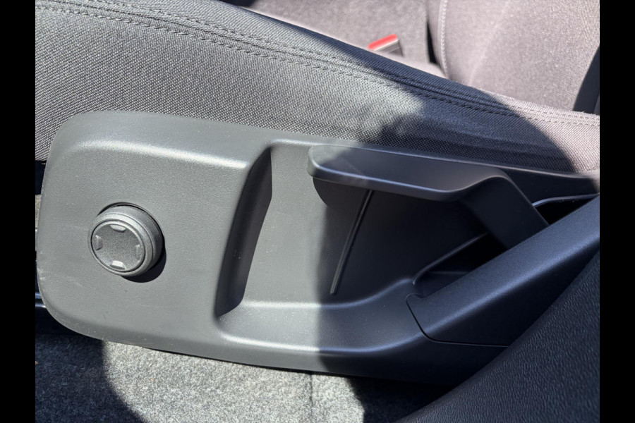 Volvo XC40 Recharge Core 70 kWh SOH 96% | ACHTERUITRIJCAMERA| WARMTEPOMP| STOEL + STUURVERWARMING