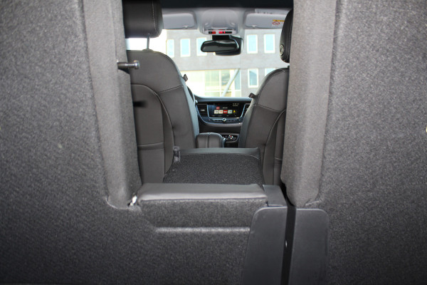 Opel Crossland 1.2-110pk Turbo 'Elegance'. Mooie en luxe hoogzitter ! Volautm. airco dual, cruise control, camera, comfortst., LM wielen, navigatie, telefoonvoorb., lane- en side assist, pdc v+a,  LED verl., trekhaak etc.