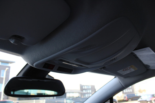Opel Crossland 1.2-110pk Turbo 'Elegance'. Mooie en luxe hoogzitter ! Volautm. airco dual, cruise control, camera, comfortst., LM wielen, navigatie, telefoonvoorb., lane- en side assist, pdc v+a,  LED verl., trekhaak etc.