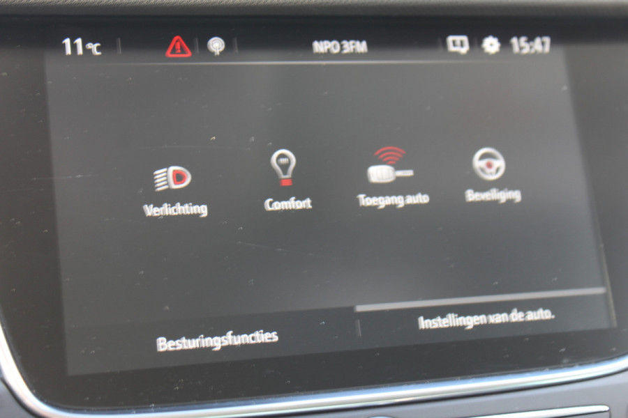 Opel Crossland 1.2-110pk Turbo 'Elegance'. Mooie en luxe hoogzitter ! Volautm. airco dual, cruise control, camera, comfortst., LM wielen, navigatie, telefoonvoorb., lane- en side assist, pdc v+a,  LED verl., trekhaak etc.