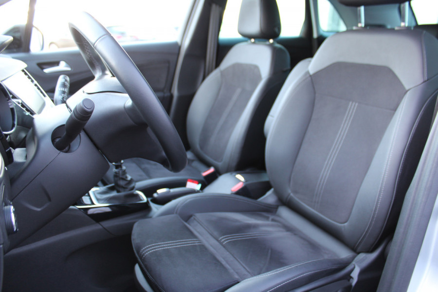 Opel Crossland 1.2-110pk Turbo 'Elegance'. Mooie en luxe hoogzitter ! Volautm. airco dual, cruise control, camera, comfortst., LM wielen, navigatie, telefoonvoorb., lane- en side assist, pdc v+a,  LED verl., trekhaak etc.