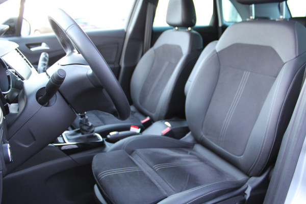 Opel Crossland 1.2-110pk Turbo 'Elegance'. Mooie en luxe hoogzitter ! Volautm. airco dual, cruise control, camera, comfortst., LM wielen, navigatie, telefoonvoorb., lane- en side assist, pdc v+a,  LED verl., trekhaak etc.