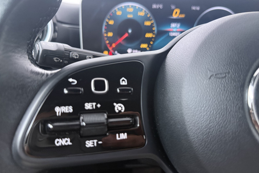 Mercedes-Benz A-Klasse 200 Business Solution Plus Upgrade (CAMERA, STOELVERWARMING, NAVIGATIE, PARKEERSENSOREN)