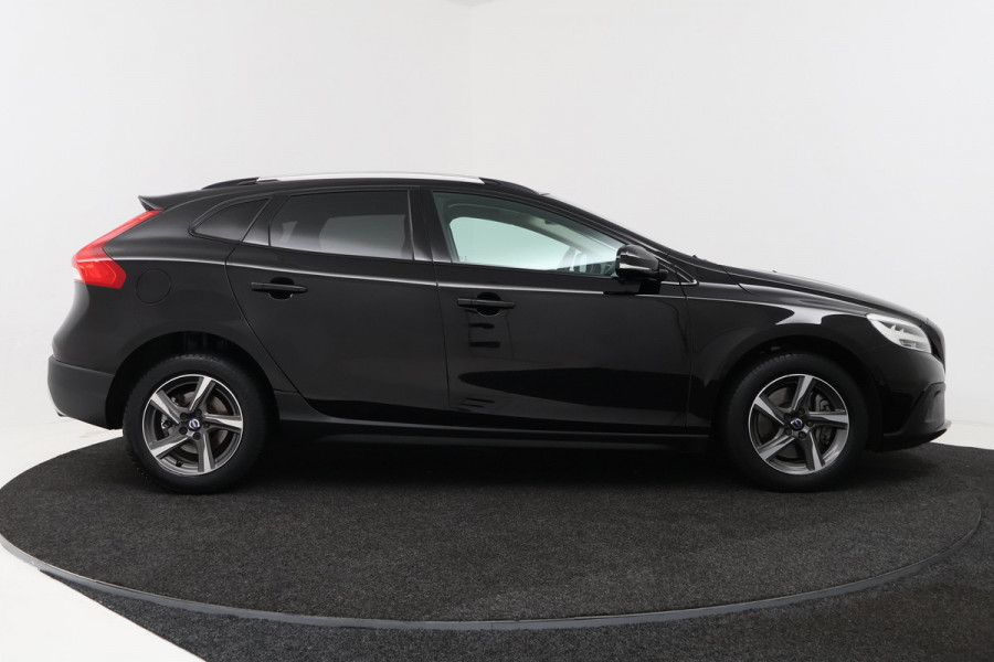 Volvo V40 Cross Country 1.5 T3 Polar+ Luxury (PANORAMADAK, HARMAN/KARDON, TREKHAAK, STOELVERWARMING, CAMERA, PARKEERSENSOREN)