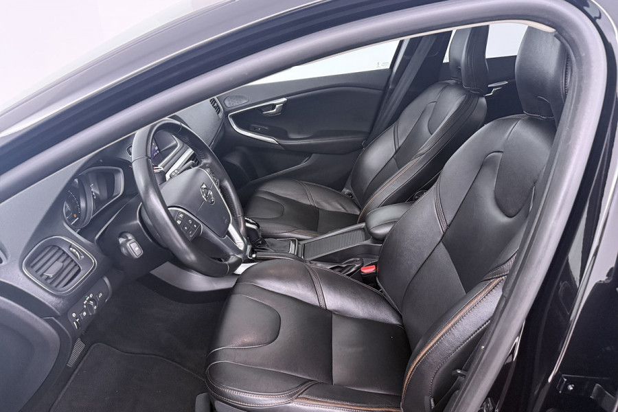 Volvo V40 Cross Country 1.5 T3 Polar+ Luxury (PANORAMADAK, HARMAN/KARDON, TREKHAAK, STOELVERWARMING, CAMERA, PARKEERSENSOREN)