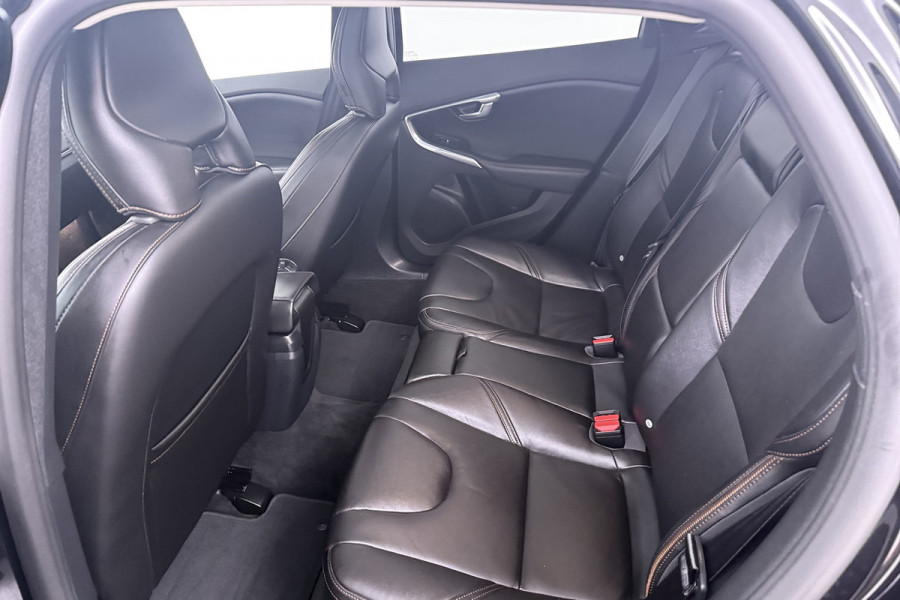 Volvo V40 Cross Country 1.5 T3 Polar+ Luxury (PANORAMADAK, HARMAN/KARDON, TREKHAAK, STOELVERWARMING, CAMERA, PARKEERSENSOREN)