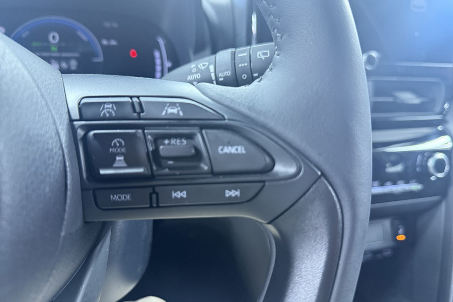 Toyota Yaris Cross 1.5 Hybrid 115 Dynamic (STOELVERWARMING, STUURVERWARMING, CAMERA, ADAPTIEVE CRUISE CONTROL, PARKEERSENSOREN)