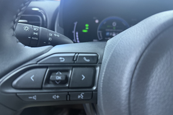 Toyota Yaris Cross 1.5 Hybrid 115 Dynamic (STOELVERWARMING, STUURVERWARMING, CAMERA, ADAPTIEVE CRUISE CONTROL, PARKEERSENSOREN)