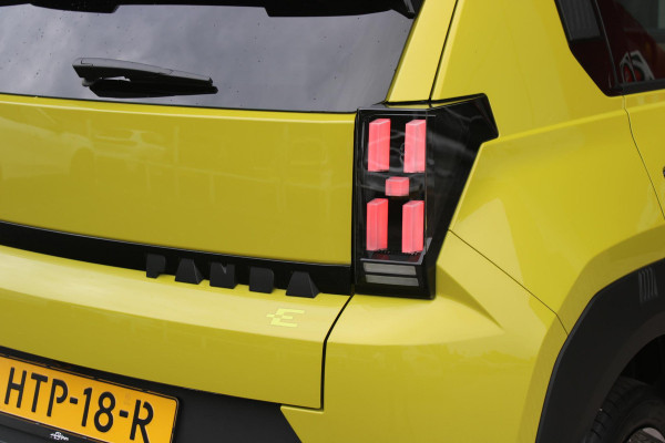 Fiat Grande Panda LA PRIMA 113PK 11 kW 44 kWh | WINTERPACK: STOEL/STUUR/VOORRUIT VERWARMING | DRAADLOZE APPLE CARPLAY/ANDROID AUTO | NAVIGATIE | ACHTERUITRIJCAMERA | PARKEERSENSOREN VOOR + ACHTER | DRAADLOZE TELEFOONLADER | LED KOPLAMPEN | CLIMATE CONTROL | 3-FASE | 17" LICHTMETALEN VELGEN | PRIVACY GLASS | ACHTERSPOILER |