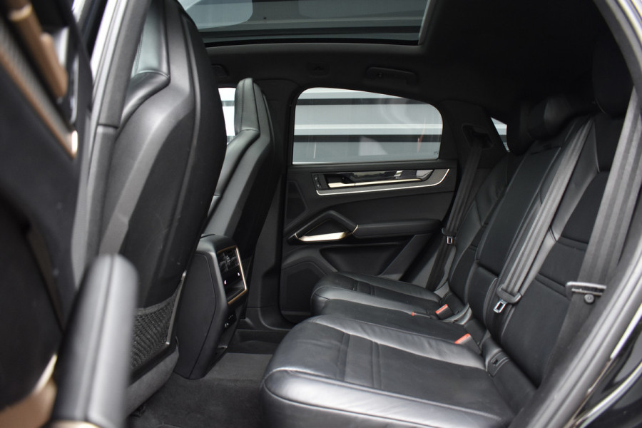 Porsche Cayenne Coupé 3.0 E-Hybrid Sport Design Carbon | Pano | Bijrijdersdisplay | ACC | Bose | 18-voudig Stoelen | 22'' Wielen |