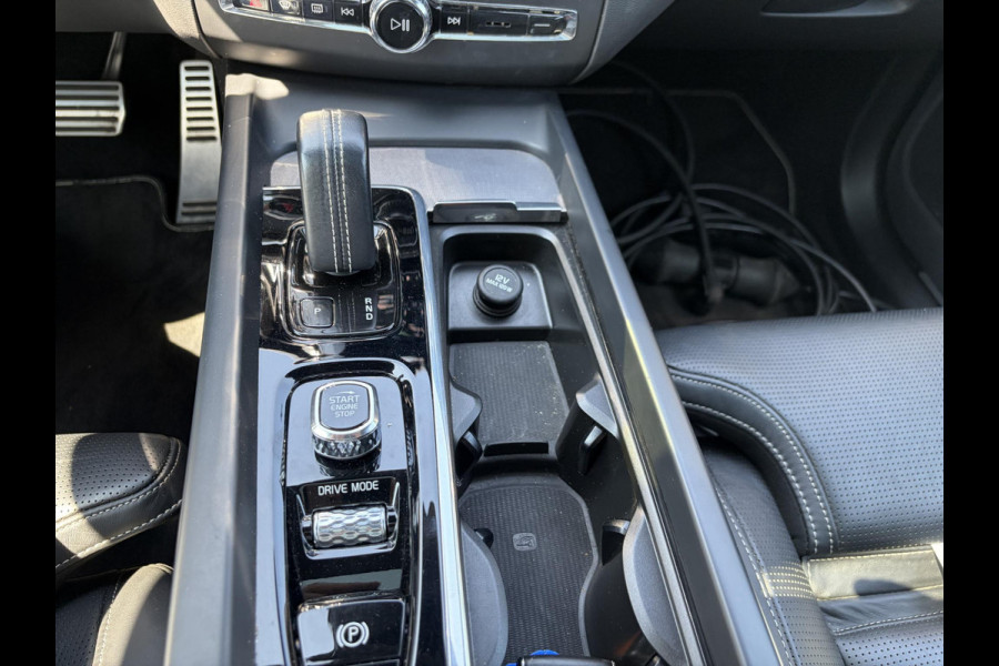 Volvo XC60 2.0 Recharge T6 AWD R-Design 35.000KM! | VOLLEDIG VOLVO DEALER ONDERHOUDEN| HARMAND KARDON| MEMORY STOEL| ELEKTRISCHE ACHTERKLEP| STOELVENTILATIE| PANO| NAPPALEER|