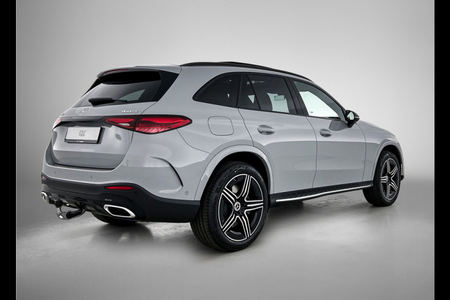 Mercedes-Benz GLC 300e 4MATIC Business Solution AMG | Advanced plus | Nightpakket | Parkeerpakket | Trekhaak | Treeplanken in aluminiumlook | Middenconsole metaalstructuur | Panoramaschuifdak | 20 inch vijfspaaks lichtmetalen AMG-velgen |