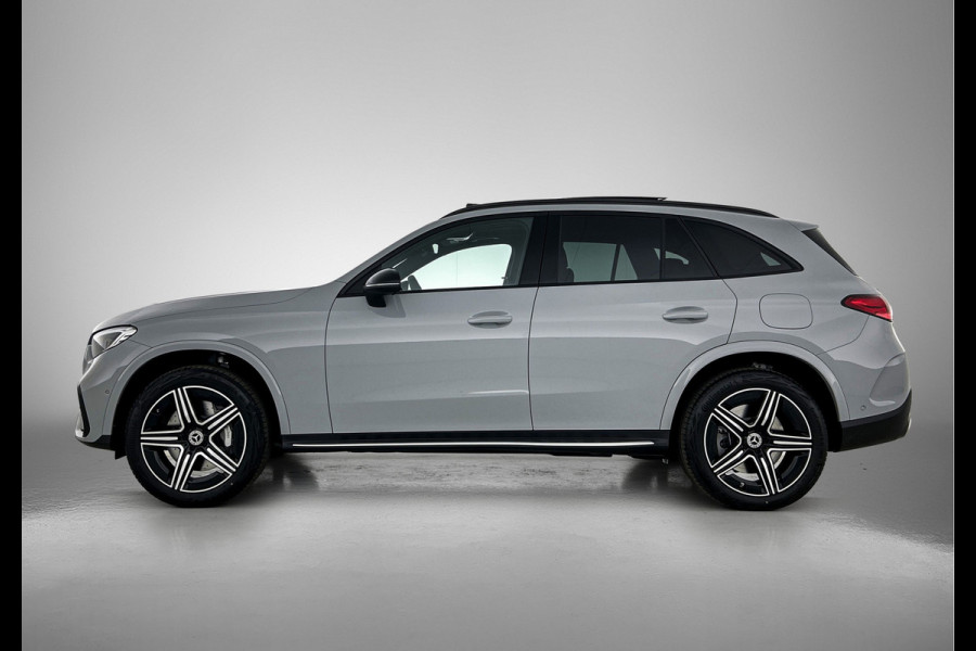 Mercedes-Benz GLC 300e 4MATIC Business Solution AMG | Advanced plus | Nightpakket | Parkeerpakket | Trekhaak | Treeplanken in aluminiumlook | Middenconsole metaalstructuur | Panoramaschuifdak | 20 inch vijfspaaks lichtmetalen AMG-velgen |