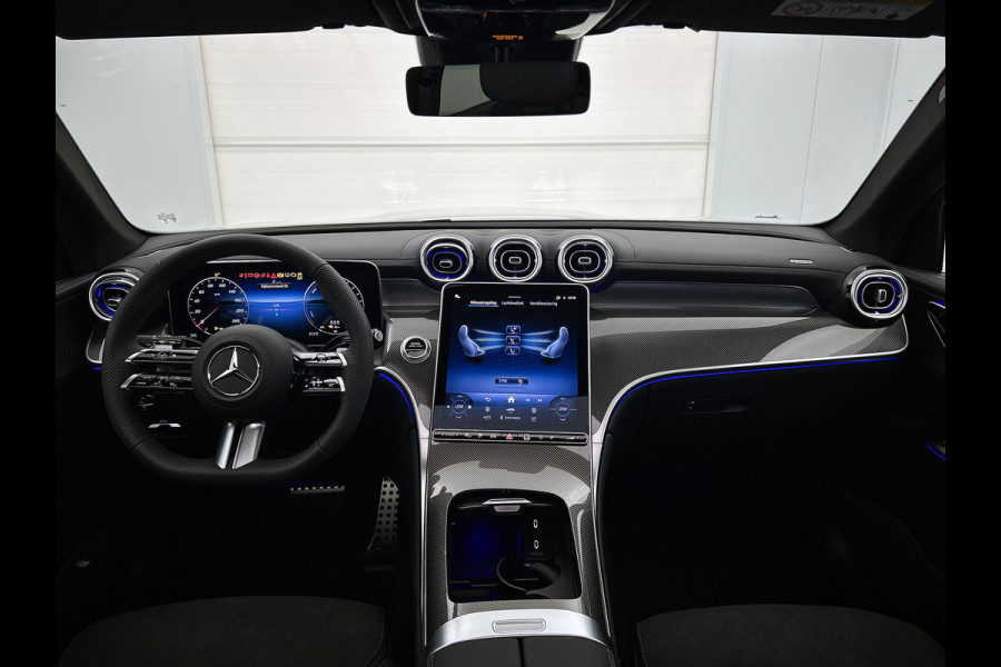 Mercedes-Benz GLC 300e 4MATIC Business Solution AMG | Advanced plus | Nightpakket | Parkeerpakket | Trekhaak | Treeplanken in aluminiumlook | Middenconsole metaalstructuur | Panoramaschuifdak | 20 inch vijfspaaks lichtmetalen AMG-velgen |