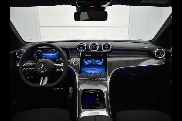 Mercedes-Benz GLC 300e 4MATIC Business Solution AMG | Advanced plus | Nightpakket | Parkeerpakket | Trekhaak | Treeplanken in aluminiumlook | Middenconsole metaalstructuur | Panoramaschuifdak | 20 inch vijfspaaks lichtmetalen AMG-velgen |