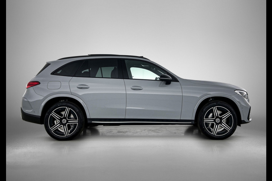 Mercedes-Benz GLC 300e 4MATIC Business Solution AMG | Advanced plus | Nightpakket | Parkeerpakket | Trekhaak | Treeplanken in aluminiumlook | Middenconsole metaalstructuur | Panoramaschuifdak | 20 inch vijfspaaks lichtmetalen AMG-velgen |